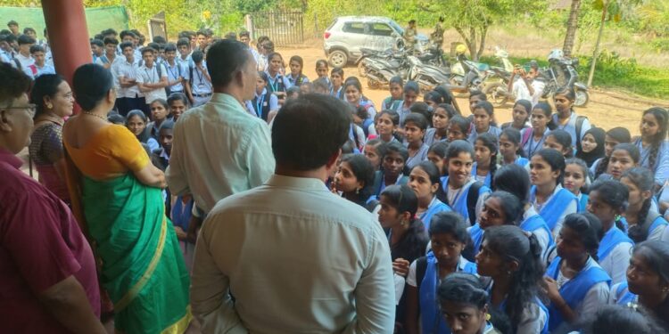 ವಿದ್ಯಾರ್ಥಿನಿಯರ ಮೇಲೆ ಆ್ಯಸಿಡ್‌ ದಾಳಿ : ಕಡಬ ಕಾಲೇಜಿಗೆ ಮಾಜಿ ಶಾಸಕಿ ಶಕುಂತಳಾ ಶೆಟ್ಟಿ ಭೇಟಿ