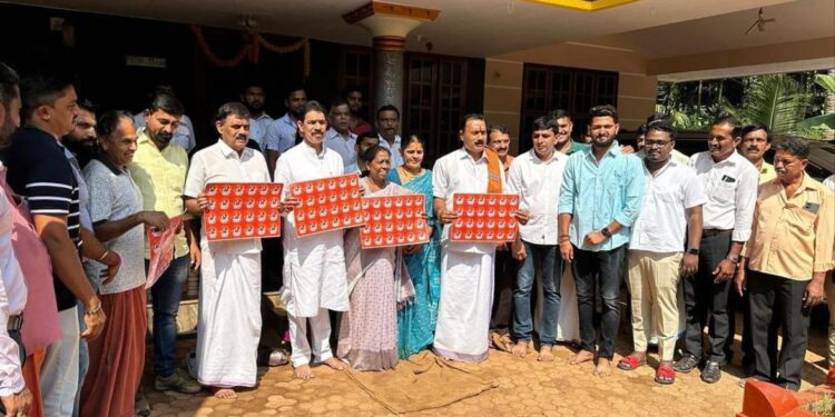 ಬೆಳ್ಳಾರೆ : ‘ಮೋದಿ ಪರಿವಾರ’ ಸ್ಟಿಕರ್ ಅಳವಡಿಕೆ ಕಾರ್ಯಕ್ರಮಕ್ಕೆ ಸಂಸದ ನಳಿನ್ ಕುಮಾರ್ ಕಟೀಲ್ ಚಾಲನೆ