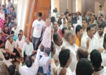ಚಿಕ್ಕಮಗಳೂರು : ಸಂಸದೆ ಶೋಭಾ ಕರಂದ್ಲಾಜೆಗೆ ಲೋಕಸಭಾ ಟಿಕೆಟ್ ನೀಡದಂತೆ ಒತ್ತಾಯಿಸಿ ಕಾರ್ಯಕರ್ತರಿಂದ ಧರಣಿ..!