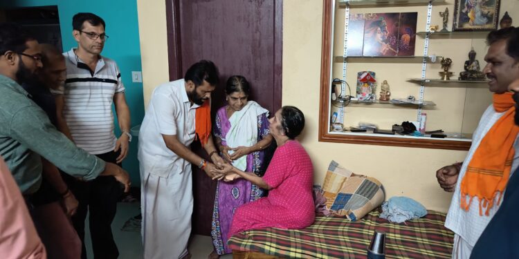 ವಿಟ್ಲ : ಅನಾರೋಗ್ಯದಿಂದಿರುವ ಮಹಿಳೆಗೆ ಪುತ್ತಿಲ ಪರಿವಾರದಿಂದ ಸಹಾಯಧನ ವಿತರಣೆ