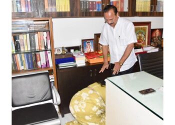 ಬೆಂಗಳೂರು ಉತ್ತರ ಕ್ಷೇತ್ರದಿಂದ ಟಿಕೆಟ್‌ : ಸಂಸದ ಡಿವಿ ಸದಾನಂದ ಗೌಡರ ಆಶೀರ್ವಾದ ಪಡೆದ ಶೋಭಾ ಕರಂದ್ಲಾಜೆ