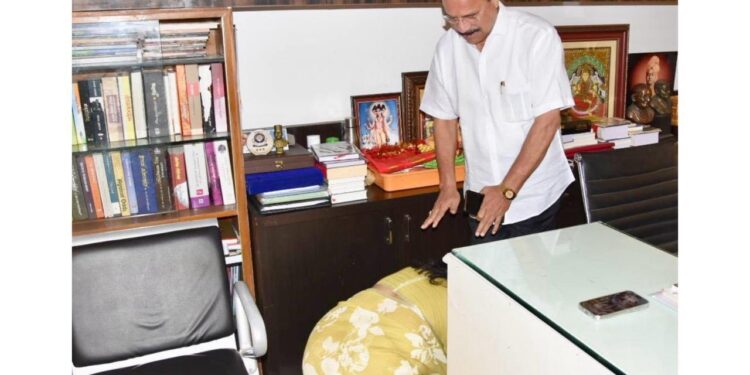 ಬೆಂಗಳೂರು ಉತ್ತರ ಕ್ಷೇತ್ರದಿಂದ ಟಿಕೆಟ್ : ಸಂಸದ ಡಿವಿ ಸದಾನಂದ ಗೌಡರ ಆಶೀರ್ವಾದ ಪಡೆದ ಶೋಭಾ ಕರಂದ್ಲಾಜೆ