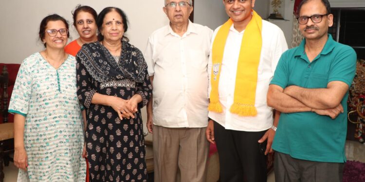 ಪುತ್ತೂರು : ಡಾ.ಎಂ.ಕೆ. ಪ್ರಸಾದ್ ದಂಪತಿಯನ್ನು ಭೇಟಿಯಾದ ದ.ಕ. ಜಿಲ್ಲಾ ಬಿಜೆಪಿ ಅಭ್ಯರ್ಥಿ ಬ್ರಿಜೇಶ್ ಚೌಟ