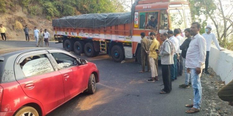 ಚಾರ್ಮಾಡಿ ಘಾಟಿಯಲ್ಲಿ ಕೆಟ್ಟು ನಿಂತ 16 ಚಕ್ರದ ಲಾರಿ : ಕಿ.ಮೀಗಟ್ಟಲೆ ಟ್ರಾಫಿಕ್‌ ಜಾಮ್‌