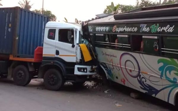 ಖಾಸಗಿ ಬಸ್ – ಕಂಟೈನರ್ ನಡುವೆ ಡಿಕ್ಕಿ : ಹಲವರಿಗೆ ಗಾಯ