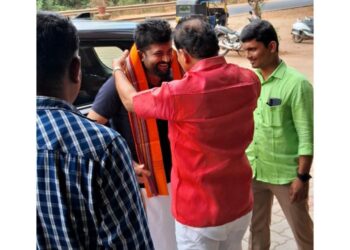ಬಿಜೆಪಿ ಕಾರ್ಯಕರ್ತರ ಸಮಾವೇಶ : ಪ್ರತಾಪ್ ಸಿಂಹ ರನ್ನು ಶಾಲು ಹಾಕಿ ಸ್ವಾಗತಿಸಿದ ಸಂಜೀವ ಮಠಂದೂರು