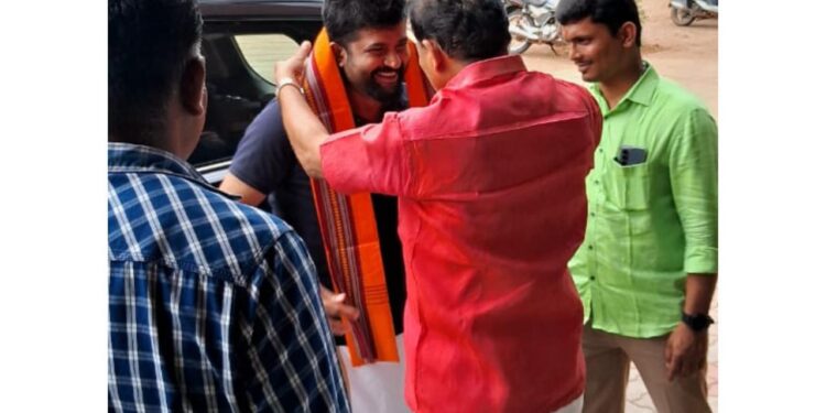 ಬಿಜೆಪಿ ಕಾರ್ಯಕರ್ತರ ಸಮಾವೇಶ : ಪ್ರತಾಪ್ ಸಿಂಹ ರನ್ನು ಶಾಲು ಹಾಕಿ ಸ್ವಾಗತಿಸಿದ ಸಂಜೀವ ಮಠಂದೂರು