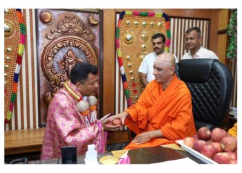 ಆದಿಚುಂಚನಗಿರಿ ಶ್ರೀ ನಿರ್ಮಲಾನಂದನಾಥ ಸ್ವಾಮೀಜಿ ಅವರನ್ನು ಭೇಟಿಯಾಗಿ, ಆಶೀರ್ವಾದ ಪಡೆದ ಬಿಜೆಪಿ ಅಭ್ಯರ್ಥಿ ಕ್ಯಾಪ್ಟನ್ ಬ್ರಿಜೇಶ್ ಚೌಟ