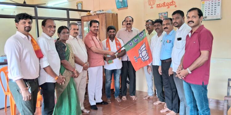 ಪುತ್ತೂರು : ಕಾಂಗ್ರೆಸ್ ಸಕ್ರಿಯ ಕಾರ್ಯಕರ್ತ ವಿಜಯ ಪೂಜಾರಿ ಬಿಜೆಪಿ ಸೇರ್ಪಡೆ