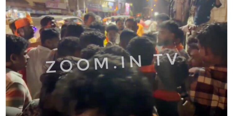 ಮಹಿಳೆಗೆ ಚೀಟಿಯಲ್ಲಿ ಮೊಬೈಲ್ ನಂಬರ್ ನೀಡಿದ ಯುವಕ : ಮೋದಿ ರೋಡ್ ಶೋ ಬಳಿಕ ಫೈಟ್ ..!!!!