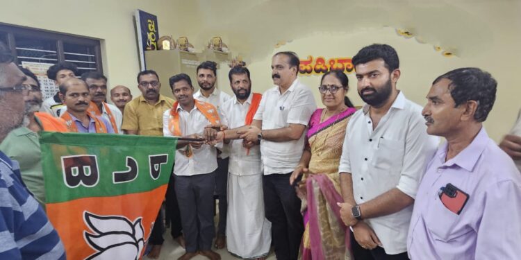 ಅಳಿಕೆ : ಕಾಂಗ್ರೆಸ್ ಸಕ್ರೀಯ ಕಾರ್ಯಕರ್ತ ಗೋಪಾಲ ಬೀಮಾವರ ಸಹಿತ ಹಲವರು ಬಿಜೆಪಿ ಸೇರ್ಪಡೆ..!