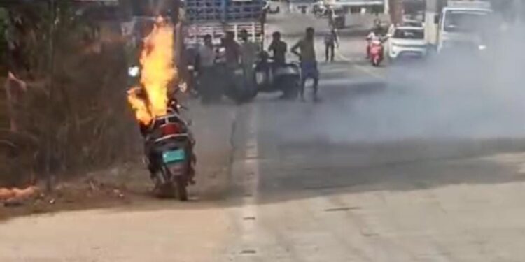 ಬೆಂಕಿಗೆ ಆಹುತಿಯಾದ ಎಲೆಕ್ಟ್ರಿಕ್ ಸ್ಕೂಟರ್..!