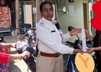 ತಲೆಗೆ ದುಪ್ಪಟ ಕಟ್ಟಿ ಮೊಬೈಲ್​​ನಲ್ಲಿ ಟಾಕಿಂಗ್ ಟ್ರಾವೆಲ್ : ಪೊಲೀಸರಿಂದ ಮಹಿಳೆಗೆ 5000 ರೂ ದಂಡ..!