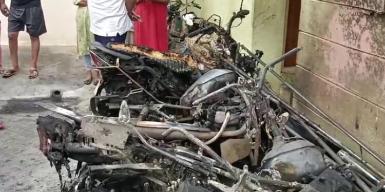 ಮಲಗೋ ಮುನ್ನ ನಿಮ್ಮ ಬೈಕ್​ ಎಷ್ಟು ಸೇಫ್​ ಎಂದು ಚೆಕ್​ ಮಾಡಿ : ಹೊತ್ತಿ ಉರಿದ ಐಷಾರಾಮಿ ಬೈಕ್​ಗಳು