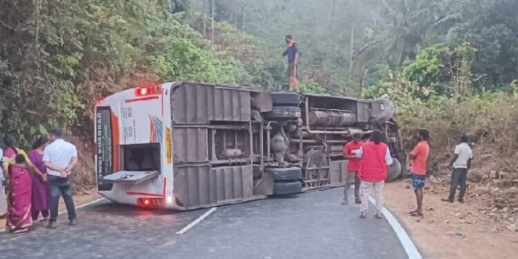 ಮಡಿಕೇರಿ ಮಾರ್ಗವಾಗಿ ಸುಳ್ಯಕ್ಕೆ ಹೋಗ್ತಿದ್ದ ಖಾಸಗಿ ಬಸ್ ಪಲ್ಟಿ : ಹಲವರಿಗೆ ಗಾಯ..!