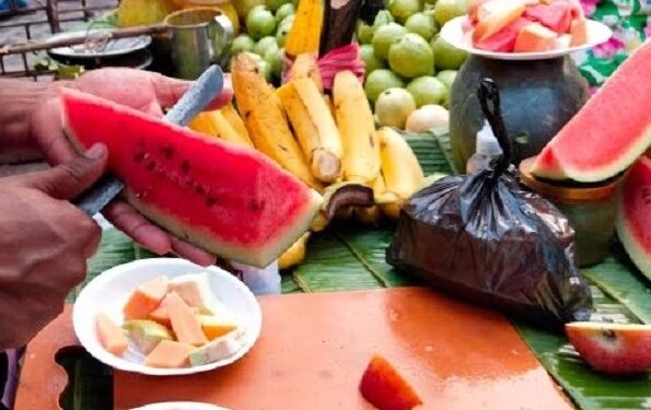 ಬೀದಿ ಬದಿ ಕಟ್​ ಮಾಡಿಟ್ಟಿರೋ ಹಣ್ಣು ತಿನ್ನೋರೇ ಎಚ್ಚರ..!