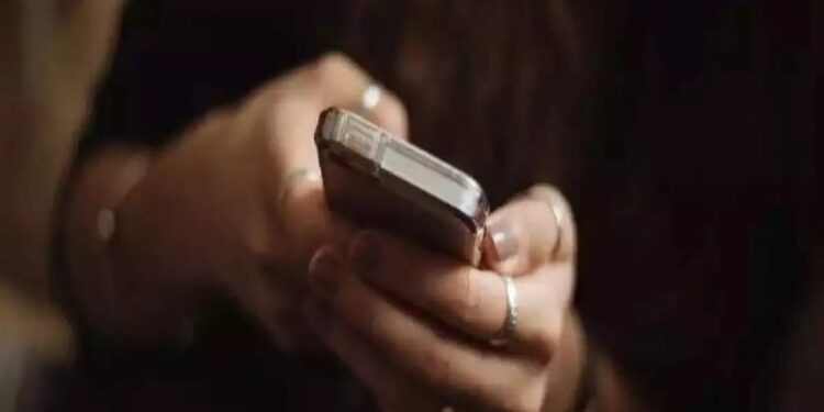 ಲವ್‌ ಬ್ರೇನ್‌ ಕಾಯಿಲೆ : ದಿನಕ್ಕೆ 100 ಬಾರಿ ಬಾಯ್​ಫ್ರೆಂಡ್‌ಗೆ ಕಾಲ್ ಮಾಡ್ತಿದ್ದ ಯುವತಿ ಆಸ್ಪತ್ರೆಗೆ ದಾಖಲು..!