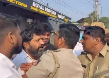 ಮಂಗಳೂರು : ಮತದಾನ ಕೇಂದ್ರದ ಬಳಿ ಪೊಲೀಸರೊಂದಿಗೆ‌ ಕಾರ್ಯಕರ್ತರ ವಾಗ್ವಾದ..!