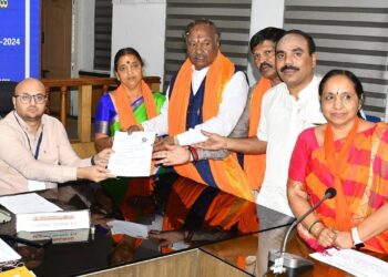 ಬಂಡಾಯ ಅಭ್ಯರ್ಥಿ ಕೆಎಸ್​ ಈಶ್ವರಪ್ಪ ನಾಮಪತ್ರ ಸಲ್ಲಿಕೆ..!