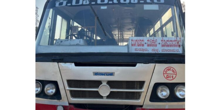 ಕಾರಿಗೆ ಸೈಡ್‌ ನೀಡಿಲ್ಲವೆಂದು ಕೆ.ಎಸ್‌.ಆರ್‌.ಟಿ.ಸಿ ಚಾಲಕನ ಮೇಲೆ ಹಲ್ಲೆ, ಬಸ್‌ಗೆ ಹಾನಿ : ಠಾಣೆಗೆ ದೂರು