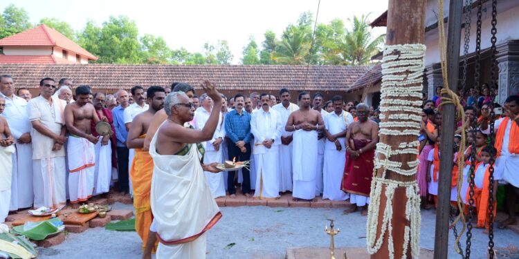 ಬೊಳ್ನಾಡು ಶ್ರೀ ಚಿರುಂಭ ಭಗವತೀ ಕ್ಷೇತ್ರದಲ್ಲಿ ಧ್ವಜಸ್ತಂಭ ಪ್ರತಿಷ್ಠಾಪನೆ