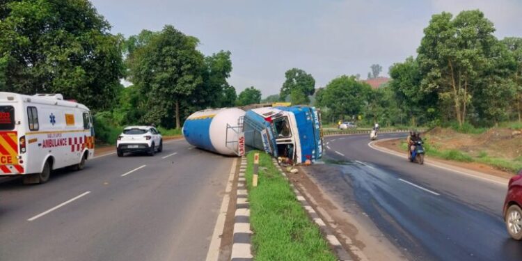 ತುಂಬೆ : ಗ್ಯಾಸ್ ಟ್ಯಾಂಕರ್ ಪಲ್ಟಿ!
