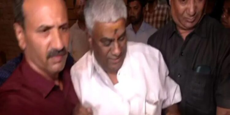 ಮಹಿಳೆ ಕಿಡ್ನಾಪ್ ಕೇಸ್ : ಮಾಜಿ ಸಚಿವ ರೇವಣ್ಣ ಅರೆಸ್ಟ್..!