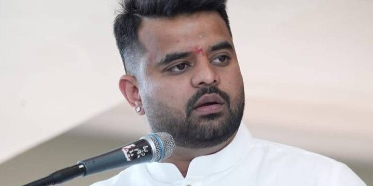 ಅಶ್ಲೀಲ ವೀಡಿಯೋ ವೈರಲ್ ಪ್ರಕರಣ : ‘ಸತ್ಯ ಆದಷ್ಟು ಬೇಗ ಹೊರಬರಲಿದೆ’ – ಪ್ರಜ್ವಲ್ ರೇವಣ್ಣ ಮೊದಲ ಪ್ರತಿಕ್ರಿಯೆ