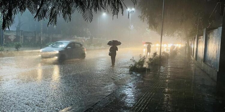 ಮುಂದಿನ ನಾಲ್ಕೈದು ದಿನ ರಾಜ್ಯದಲ್ಲಿ ಭಾರೀ ಮಳೆಯ ಮುನ್ಸೂಚನೆ : ಕರಾವಳಿ, ದಕ್ಷಿಣ ಒಳನಾಡಿಗೆ ಆರೆಂಜ್ ಅಲರ್ಟ್