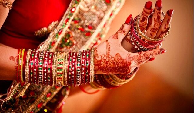 ವಧುವಂತೆ ಶೃಂಗಾರಗೊಂಡು ಯುವಕ ಆತ್ಮಹತ್ಯೆ!