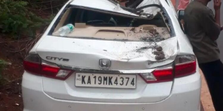 ಮಿತ್ತೂರು : ಚಲಿಸುತ್ತಿದ್ದ ಕಾರಿನ ಮೇಲೆ ಉರುಳಿ ಬಿದ್ದ ಮರ, ವಿದ್ಯುತ್ ತಂತಿ : ಇಬ್ಬರಿಗೆ ಗಾಯ