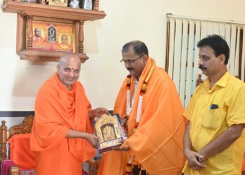 ಆದಿಚುಂಚನಗಿರಿ ಶ್ರೀಗಳ ಆಶೀರ್ವಾದ ಪಡೆದ ಡಾ.ಧನಂಜಯ ಸರ್ಜಿ