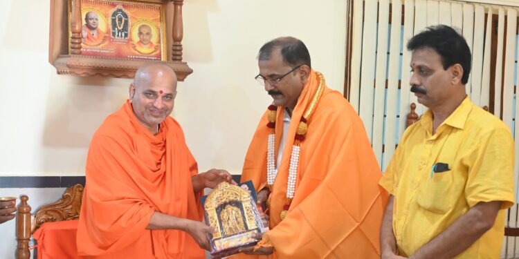 ಆದಿಚುಂಚನಗಿರಿ ಶ್ರೀಗಳ ಆಶೀರ್ವಾದ ಪಡೆದ ಡಾ.ಧನಂಜಯ ಸರ್ಜಿ