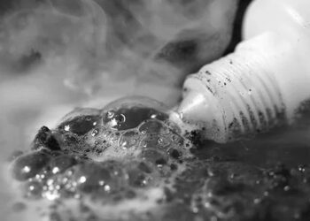 ಪ್ರೀತಿಸಿ ಮೋಸ : ಪ್ರಿಯಕರನ ಮೇಲೆ ಆ್ಯಸಿಡ್​ ಎರಚಿದ ಯುವತಿ!