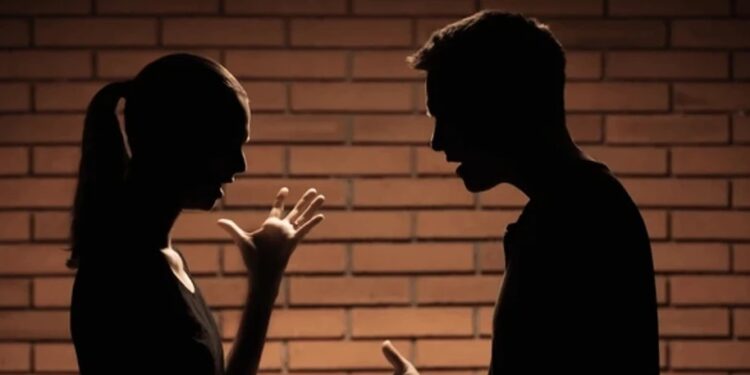 ಪತ್ನಿಯ ವರ್ತನೆ ಕಂಡು ಫೋನ್​ ಕಿತ್ತುಕೊಂಡ ಪತಿ : ಕಟ್ಟಿಹಾಕಿ ಥಳಿಸಿ, ವಿದ್ಯುತ್​ ಶಾಕ್​ ಕೊಟ್ಟ ಹೆಂಡತಿ