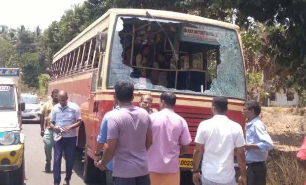 ವಿಟ್ಲ : ಚಲಿಸುತ್ತಿದ್ದ ಬಸ್ಸಿನ ಗಾಜು ಒಡೆದು ಮೂವರಿಗೆ ಗಾಯ..!