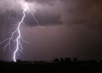 ವಿದ್ಯುತ್ ಪರಿವರ್ತಕದ ಬಳಿ ನಿಂತಿದ್ದ ವ್ಯಕ್ತಿ ಸಿಡಿಲಿಗೆ ಬಲಿ!