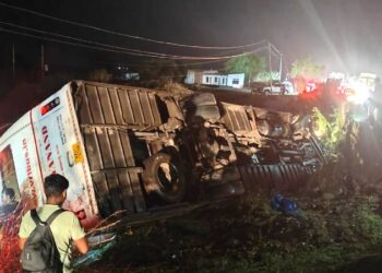 ಬೆಂಗಳೂರಿಗೆ ಬರುತ್ತಿದ್ದ ವಿ.ಆರ್.ಎಲ್ ಬಸ್ ಪಲ್ಟಿ : ಇಬ್ಬರು ಸಾವು ; 7 ಮಂದಿ ಗಂಭೀರ