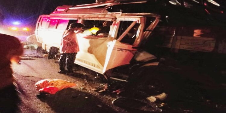 ಬೆಳ್ಳಂಬೆಳಗ್ಗೆ ಭೀಕರ ಅಪಘಾತ : ದೇವರ ದರ್ಶನಕ್ಕೆ ತೆರಳಿದ್ದ 13 ಮಂದಿ ಸಾವು