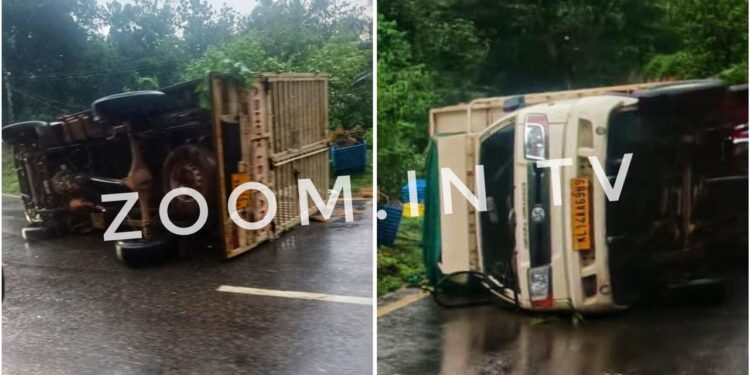 ವಿಟ್ಲ : ಕೋಳಿ ಸಾಗಾಟದ ವಾಹನ ಪಲ್ಟಿ!