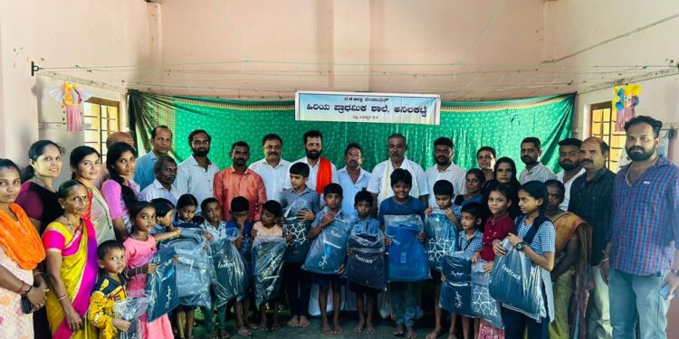 ಪುತ್ತಿಲ ಪರಿವಾರ ವಿಟ್ಲ ಘಟಕದ ವತಿಯಿಂದ ಅನಿಲಕಟ್ಟೆ ಸರ್ಕಾರಿ ಶಾಲೆಯ ವಿದ್ಯಾರ್ಥಿಗಳಿಗೆ ಉಚಿತ ಶಾಲಾ ಬ್ಯಾಗ್ ವಿತರಣಾ ಕಾರ್ಯಕ್ರಮ