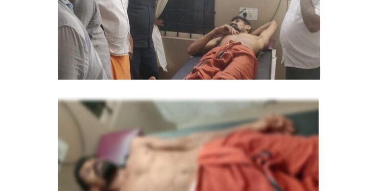 ವಿಟ್ಲ : ವಾಹನ ಅಡ್ಡಗಟ್ಟಿ ಅನ್ಯಕೋಮಿನ ತಂಡದಿಂದ ವ್ಯಕ್ತಿ ಮೇಲೆ ಹಲ್ಲೆ, ಜಾತಿ ನಿಂದನೆ : ಆಸ್ಪತ್ರೆಗೆ ಹಿಂ.ಜಾ.ವೇ. ಮುಖಂಡರು ಭೇಟಿ ; ಶೀಘ್ರ ಬಂಧನಕ್ಕೆ ಆಗ್ರಹ