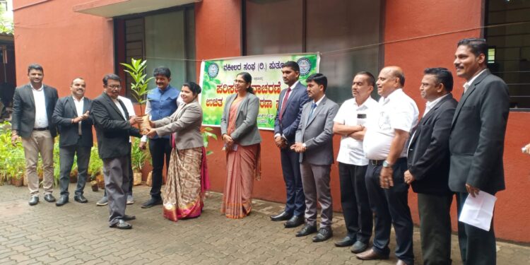 ಪುತ್ತೂರು : ವಕೀಲರ ಸಂಘದಿಂದ ಪರಿಸರ ದಿನಾಚರಣೆ : ಸಸಿಗಳ ವಿತರಣೆ