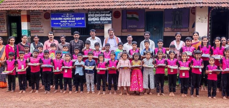 ಮುಕ್ಕೂರು : ದಾನಿಗಳು ಕೊಡಮಾಡಿದ ಪುಸ್ತಕ, ಕಲಿಕಾ ಸಾಮಗ್ರಿಗಳ ವಿತರಣಾ ಕಾರ್ಯಕ್ರಮ