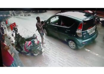 ಪುತ್ತೂರು : ಅಜಾಗರೂಕತೆ, ನಿರ್ಲಕ್ಷತನದಿಂದ ಕಾರು ಚಾಲನೆ : ದ್ವಿಚಕ್ರ ವಾಹನಗಳಿಗೆ ಡಿಕ್ಕಿ ಹೊಡೆದು ಕಾರು ಚಾಲಕ ಪರಾರಿ ; ಪ್ರಕರಣ ದಾಖಲು