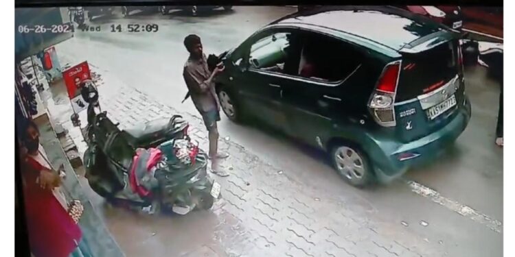 ಪುತ್ತೂರು : ಅಜಾಗರೂಕತೆ, ನಿರ್ಲಕ್ಷತನದಿಂದ ಕಾರು ಚಾಲನೆ : ದ್ವಿಚಕ್ರ ವಾಹನಗಳಿಗೆ ಡಿಕ್ಕಿ ಹೊಡೆದು ಕಾರು ಚಾಲಕ ಪರಾರಿ ; ಪ್ರಕರಣ ದಾಖಲು