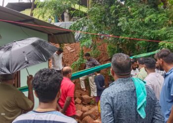 ಬನ್ನೂರು : ಧರೆ ಕುಸಿದು ಮನೆಗೆ ಹಾನಿ : ಘಟನಾ ಸ್ಥಳಕ್ಕೆ ಕಾಂಗ್ರೆಸ್ ಮುಖಂಡ ಪ್ರಸನ್ನ ಶೆಟ್ಟಿ ಸಿಝ್ಲರ್ ಭೇಟಿ