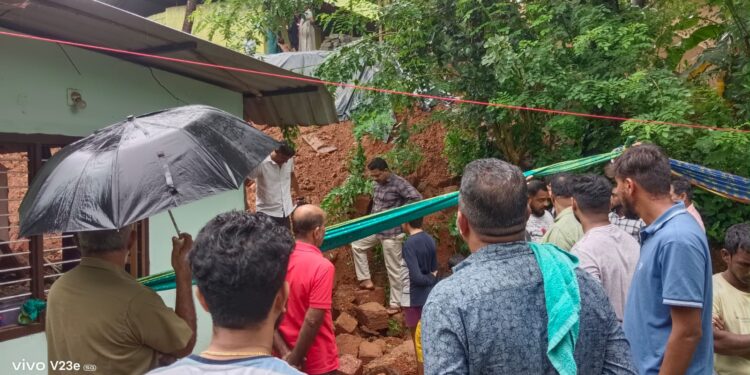 ಬನ್ನೂರು : ಧರೆ ಕುಸಿದು ಮನೆಗೆ ಹಾನಿ : ಘಟನಾ ಸ್ಥಳಕ್ಕೆ ಕಾಂಗ್ರೆಸ್ ಮುಖಂಡ ಪ್ರಸನ್ನ ಶೆಟ್ಟಿ ಸಿಝ್ಲರ್ ಭೇಟಿ