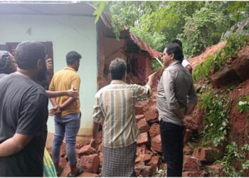 ಬನ್ನೂರು : ತಡೆಗೋಡೆ ಕುಸಿದು ಹಾನಿಗೀಡಾದ ಮನೆಗೆ ನಗರ ಕಾಂಗ್ರೆಸ್ ಅಧ್ಯಕ್ಷ ಎಚ್. ಮಹಮ್ಮದ್ ಆಲಿ ಭೇಟಿ : ಶಾಸಕರಿಂದ ಸರಕಾರದ ಪರಿಹಾರದ ಭರವಸೆ