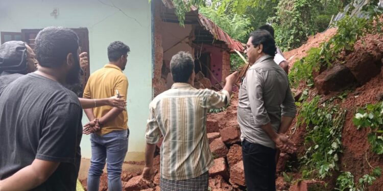 ಬನ್ನೂರು : ತಡೆಗೋಡೆ ಕುಸಿದು ಹಾನಿಗೀಡಾದ ಮನೆಗೆ ನಗರ ಕಾಂಗ್ರೆಸ್ ಅಧ್ಯಕ್ಷ ಎಚ್. ಮಹಮ್ಮದ್ ಆಲಿ ಭೇಟಿ : ಶಾಸಕರಿಂದ ಸರಕಾರದ ಪರಿಹಾರದ ಭರವಸೆ